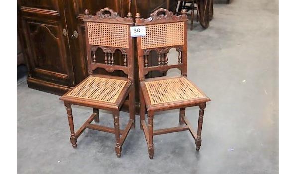 2 houten stoelen met rieten zitting, licht beschadigd